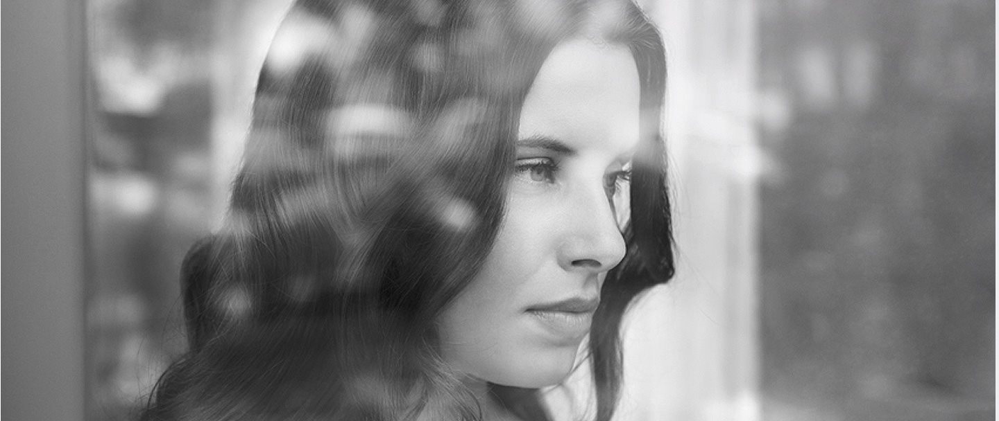 Mujer mirando por la ventana