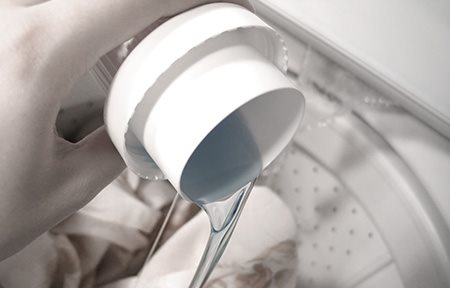Detergente líquido siendo utilizado para lavar