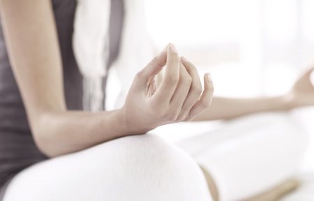 Una mujer practicando yoga.