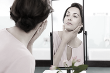 Mujer mirándose en un espejo