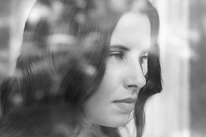 Mujer mirando por la ventana