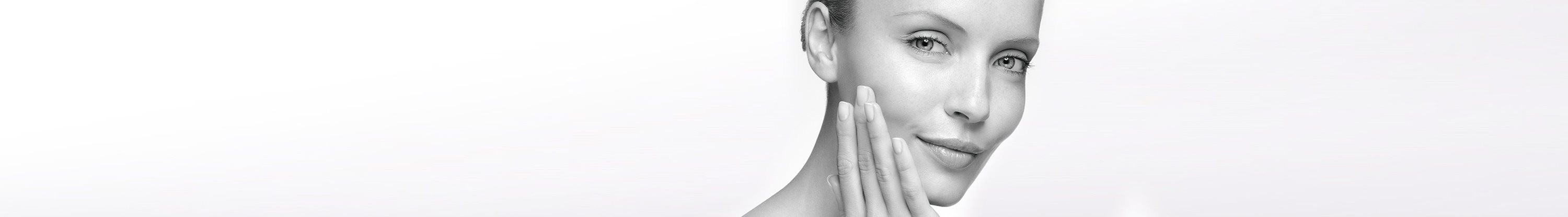 Mujer con piel hipersensible tocando su cara