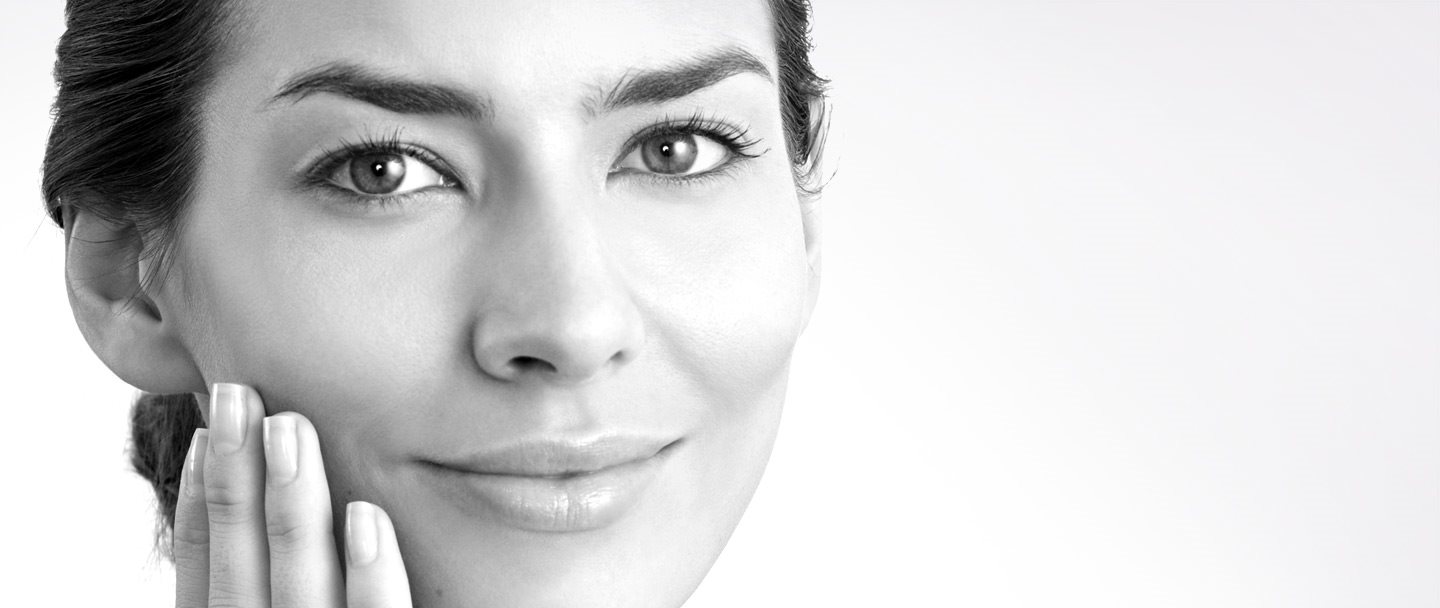 Mujer tocándose la cara.