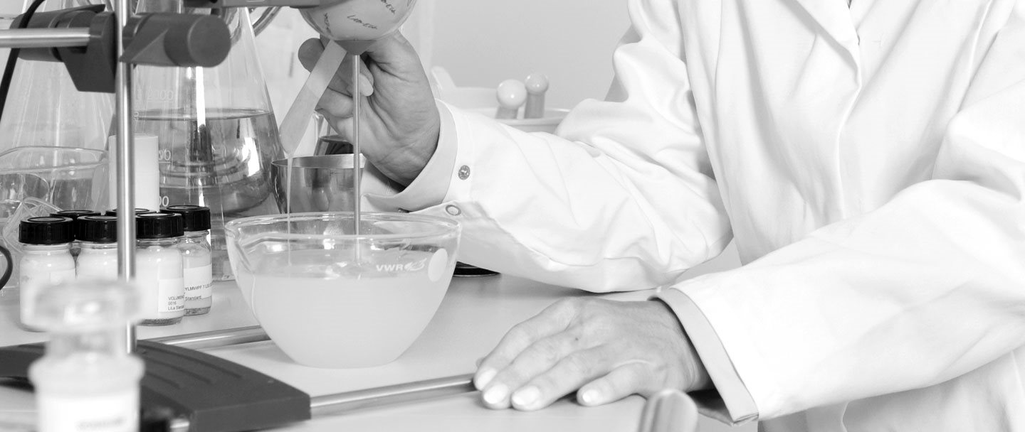 Científica trabajando en el laboratori
