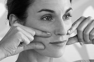 Gimnasia facial para una piel más firme